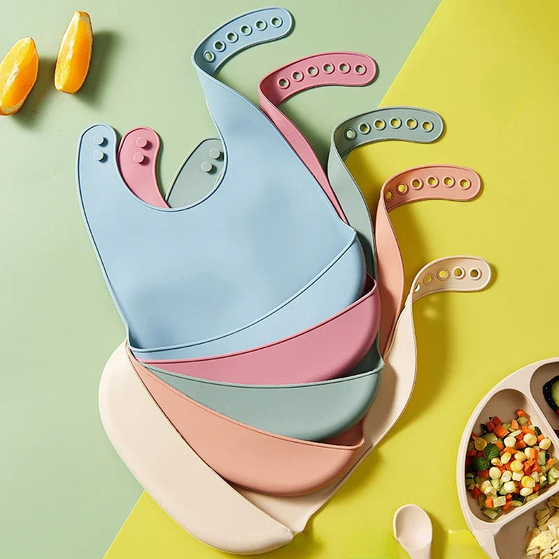 Bavoir souple imperméable ajustable pour bébé