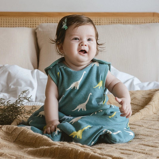 Bébé portant une Gigoteuse Évolutive