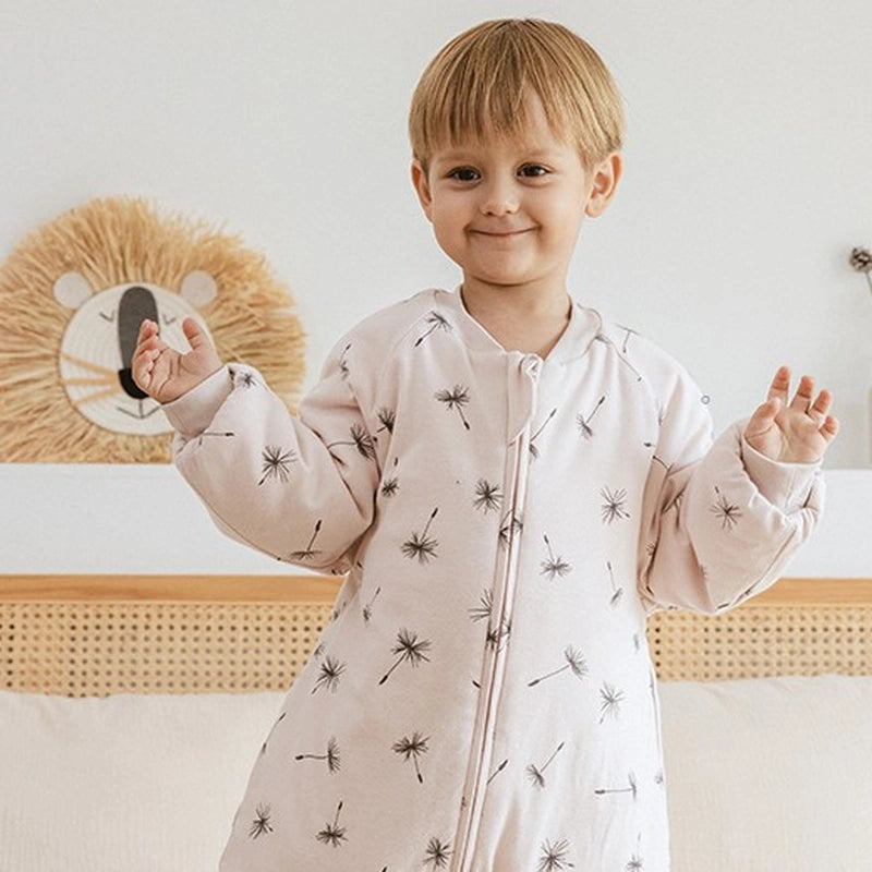 Bébé souriant portant une gigoteuse fille